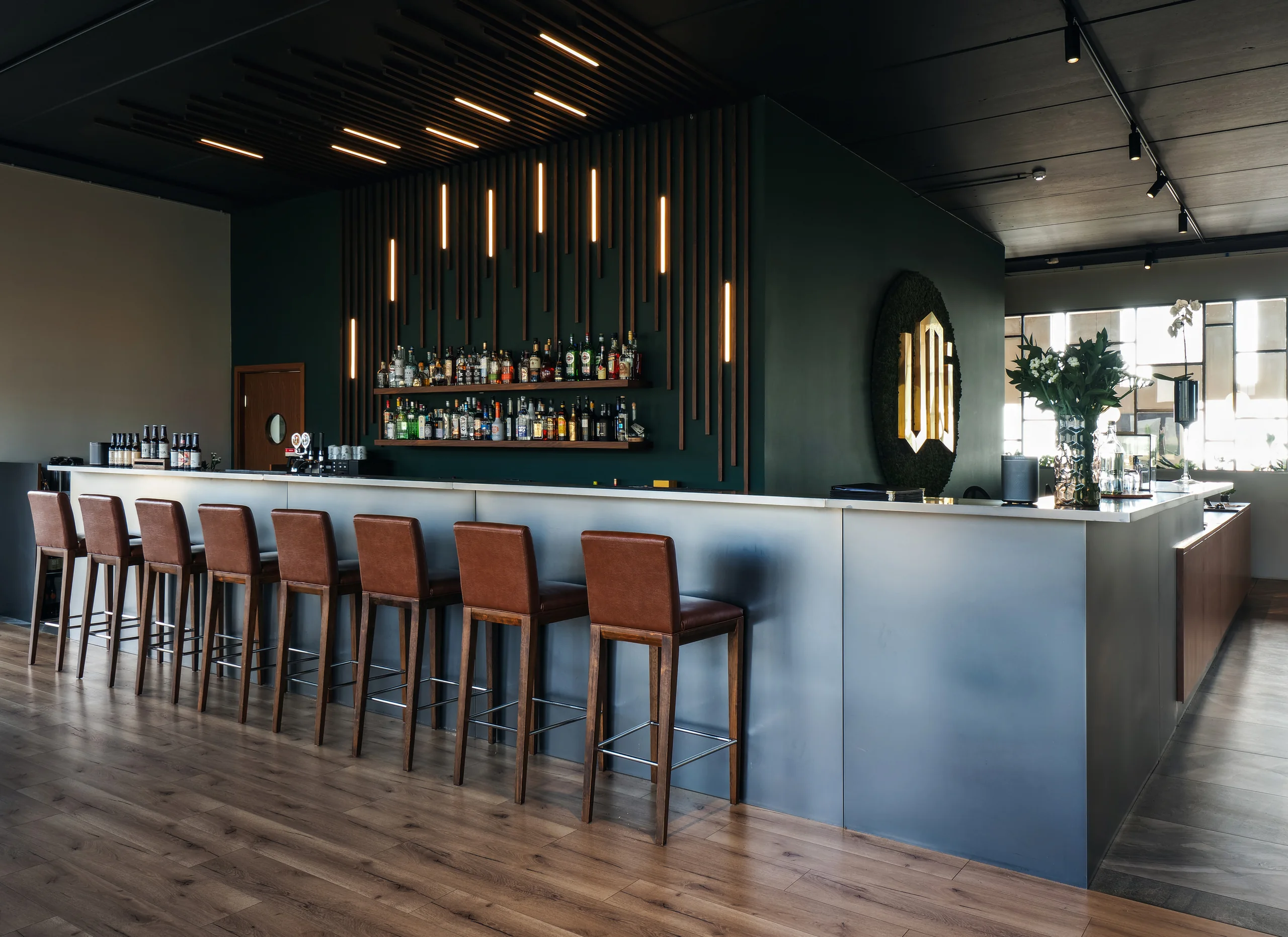 Bar UMI með innbyggðri lýsingu og viðarrimlum
